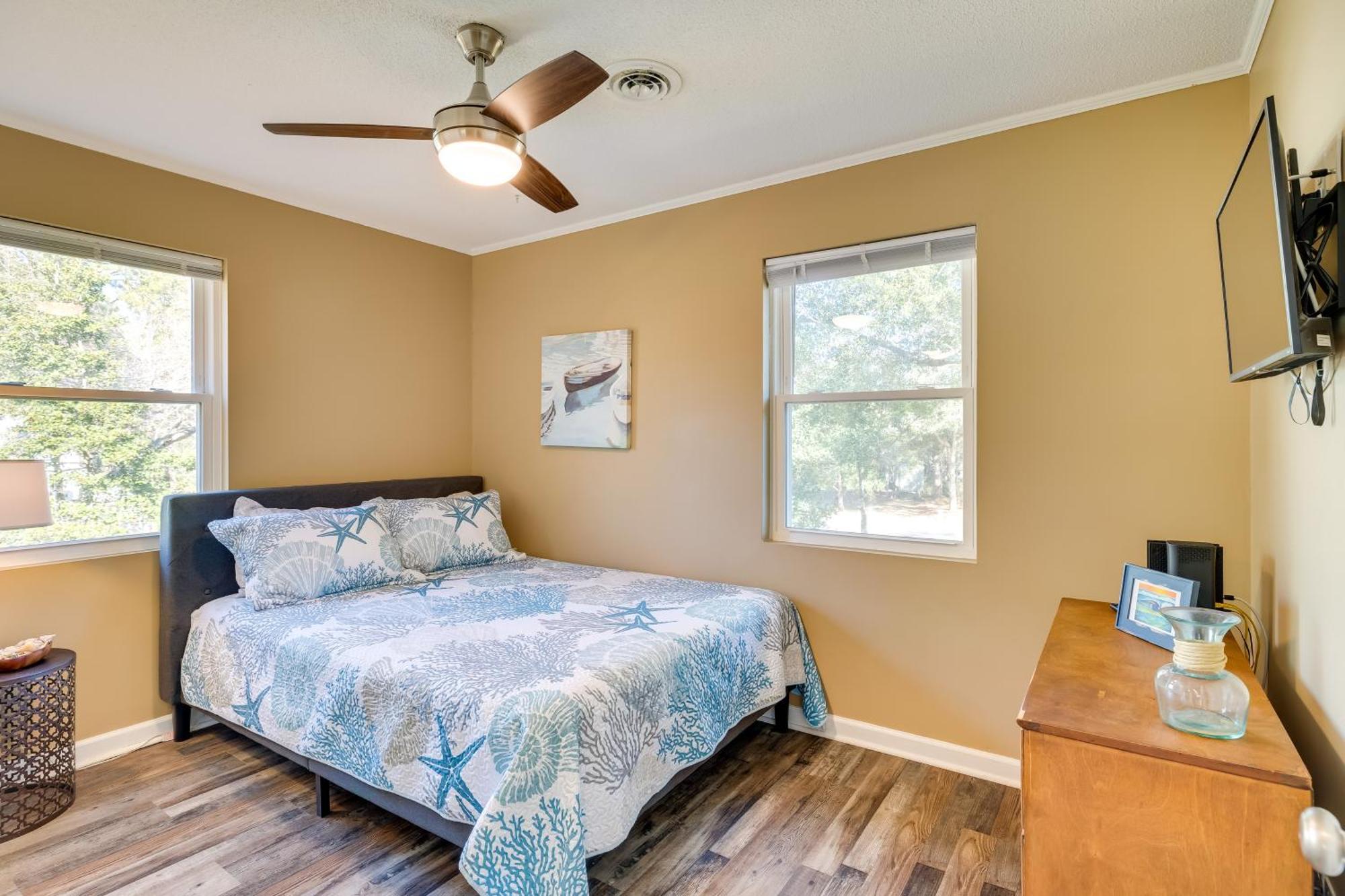 Lovely Emerald Isle Home, Walk To Beach! Экстерьер фото