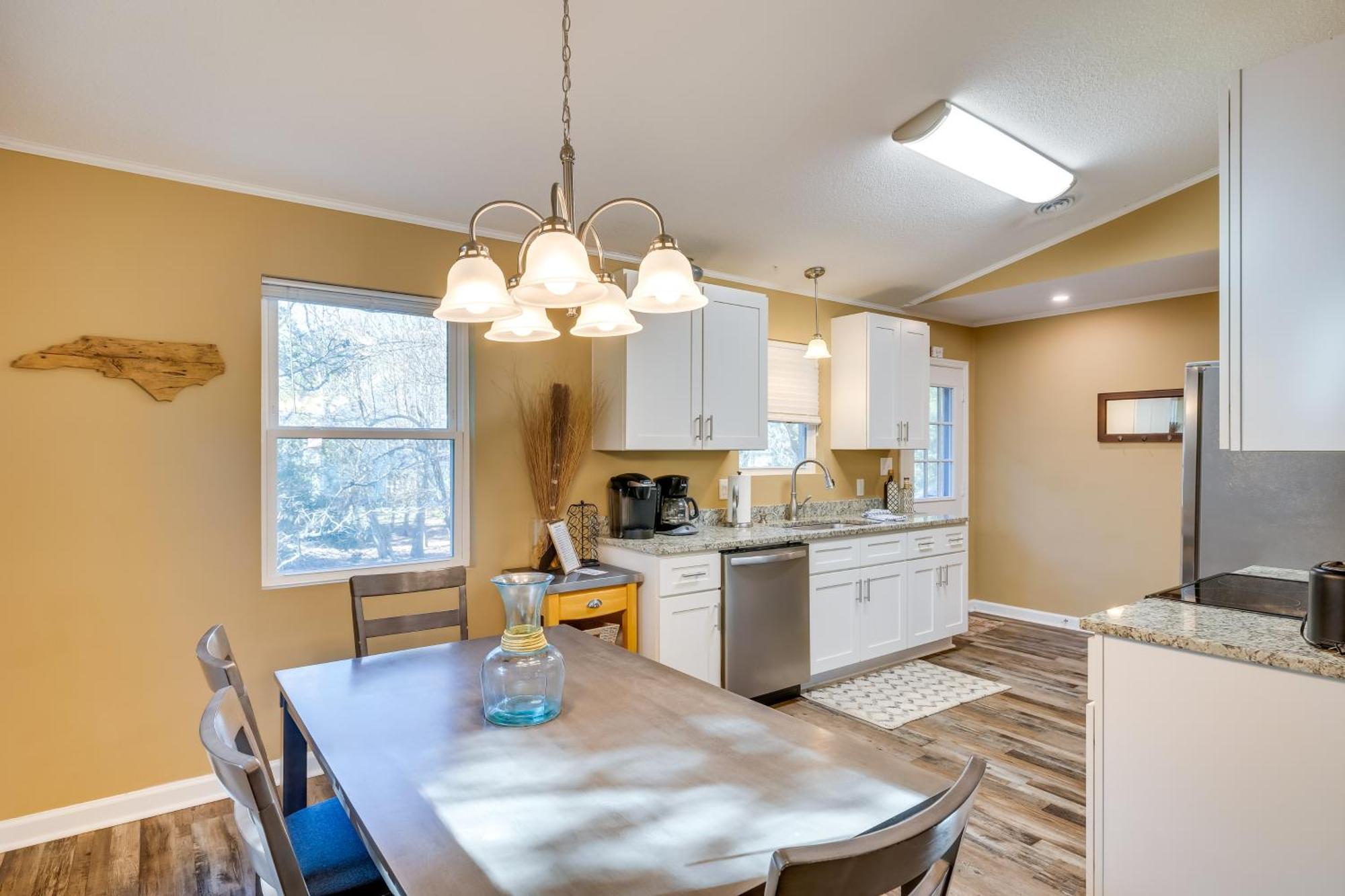 Lovely Emerald Isle Home, Walk To Beach! Экстерьер фото
