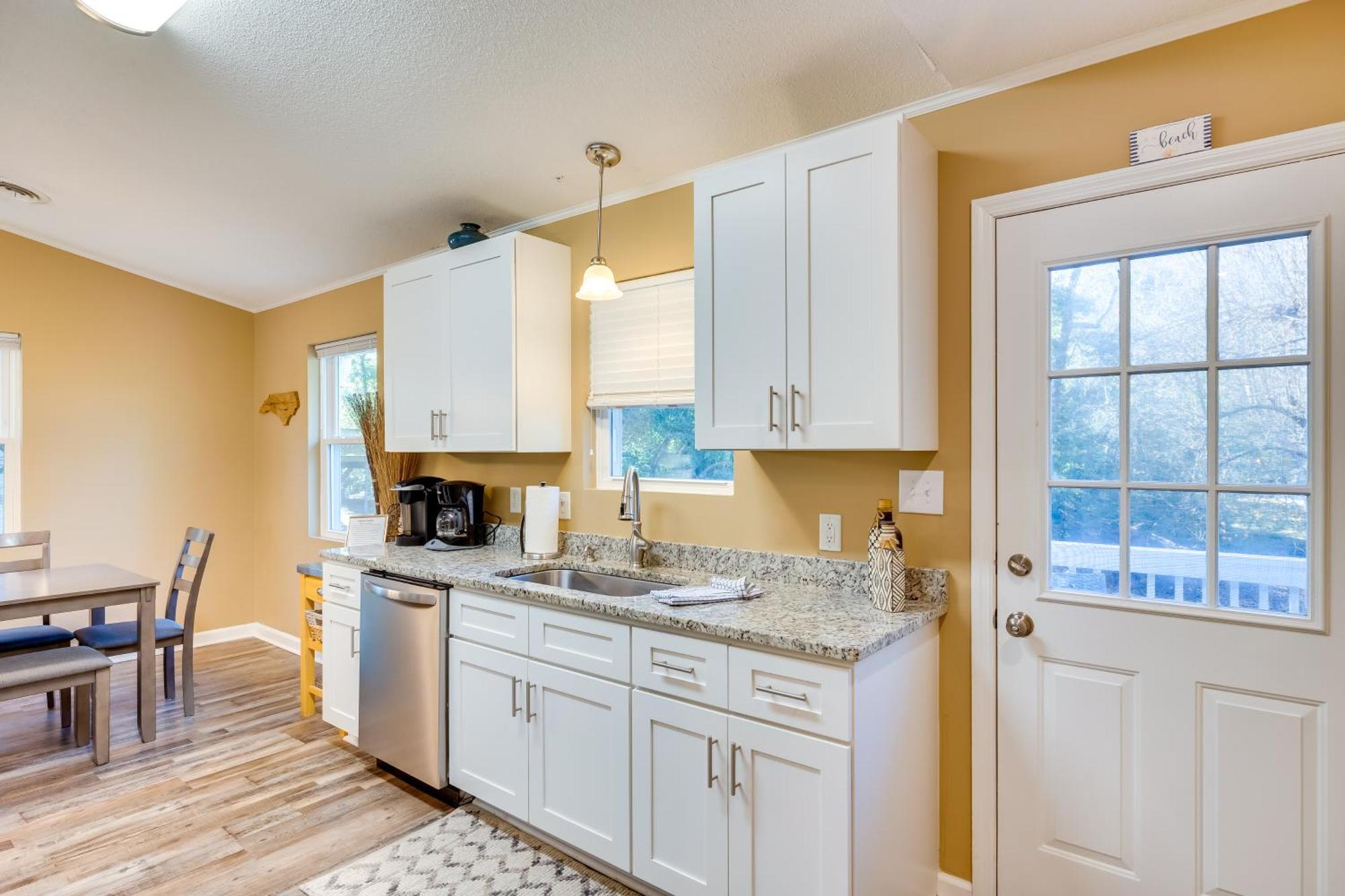 Lovely Emerald Isle Home, Walk To Beach! Экстерьер фото