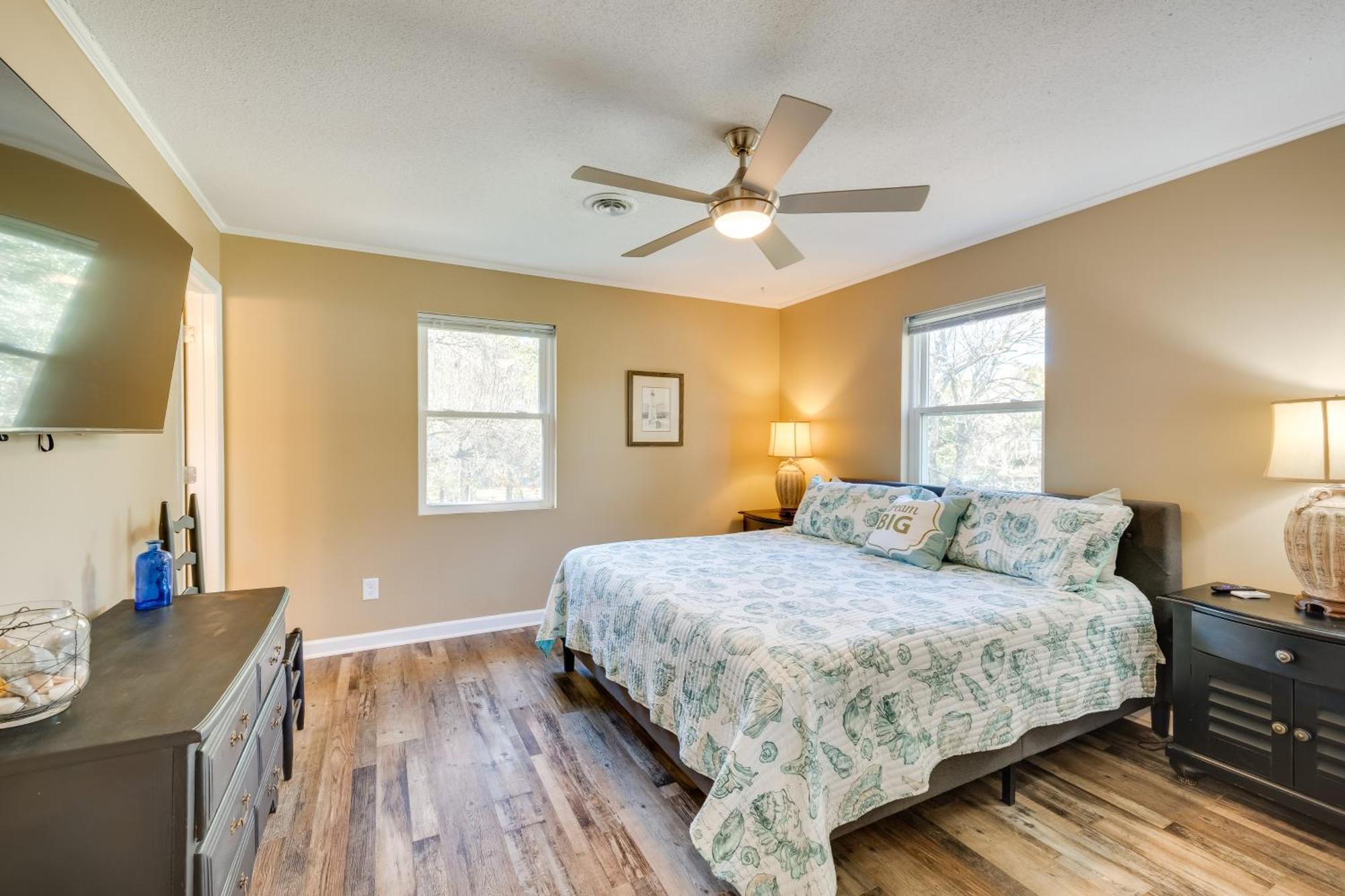 Lovely Emerald Isle Home, Walk To Beach! Экстерьер фото