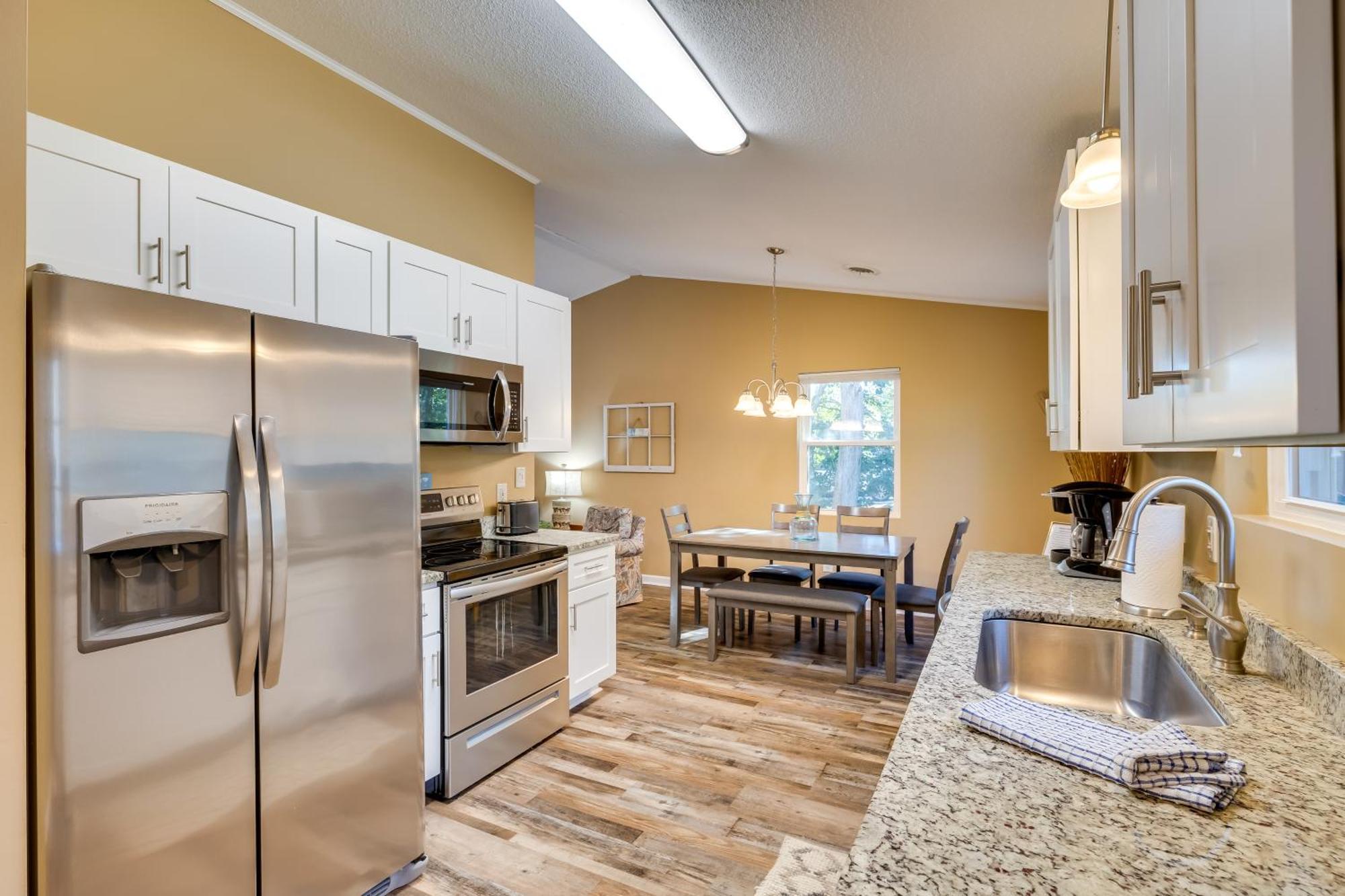 Lovely Emerald Isle Home, Walk To Beach! Экстерьер фото