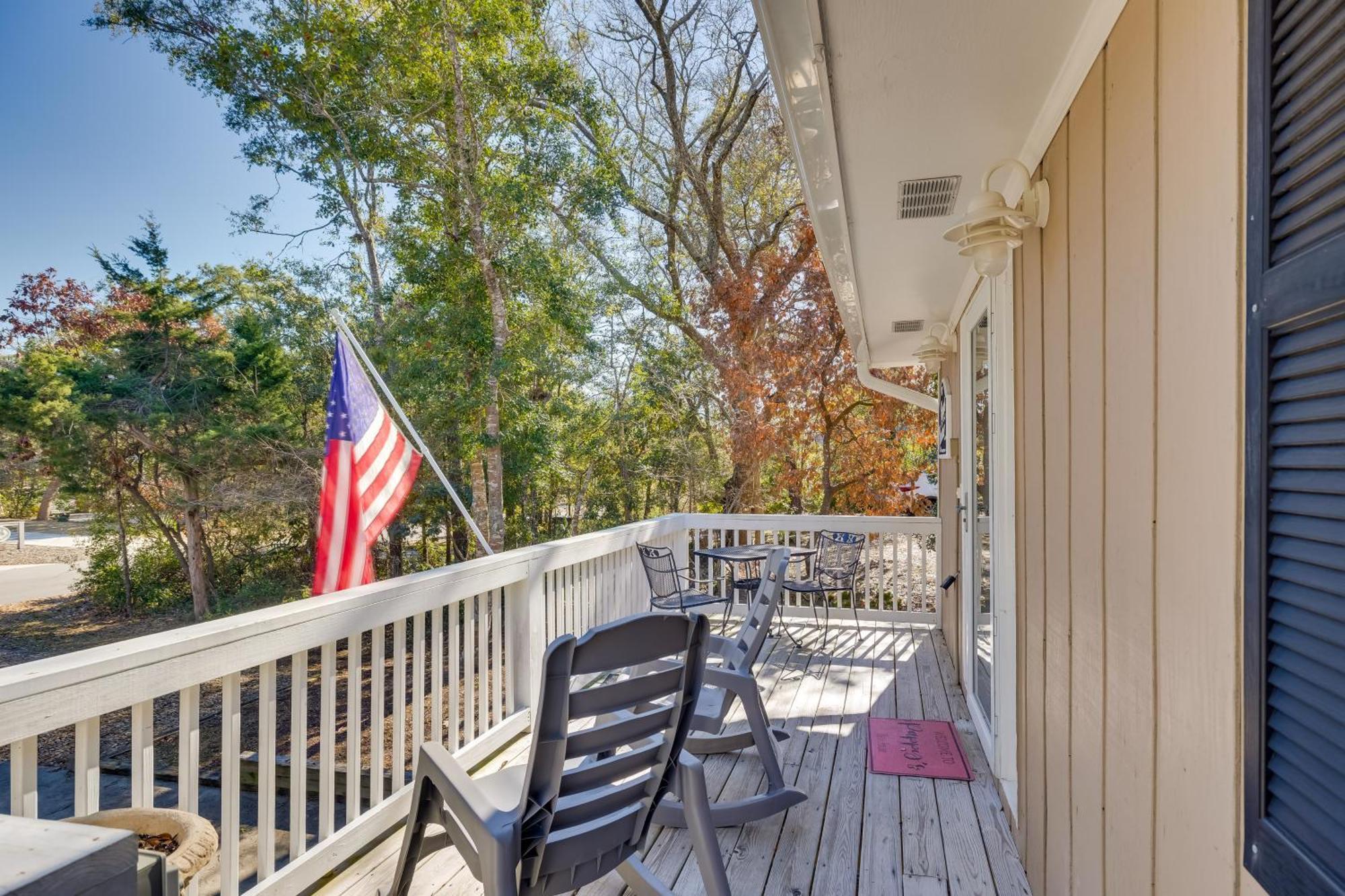 Lovely Emerald Isle Home, Walk To Beach! Экстерьер фото